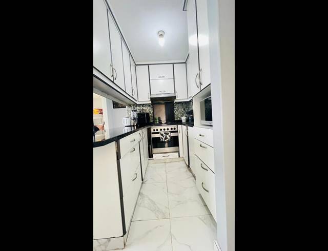 3 BEDROOM DUPLEX FOR SALE IN EASTBURY